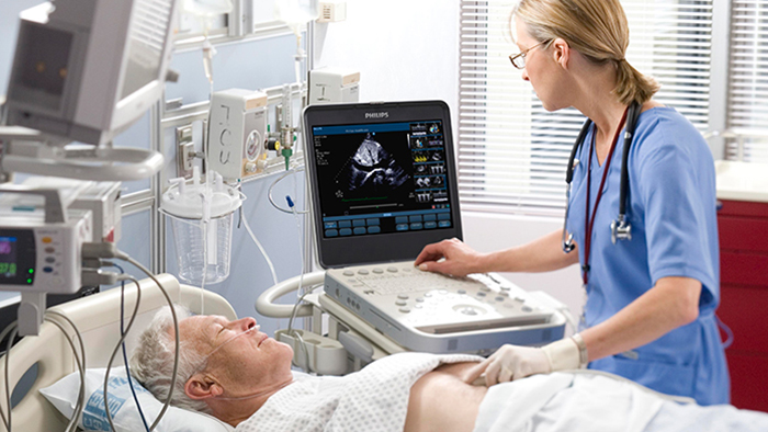 (si apre nella stessa finestra) Echocardiologist treating cardiovascular disease patient