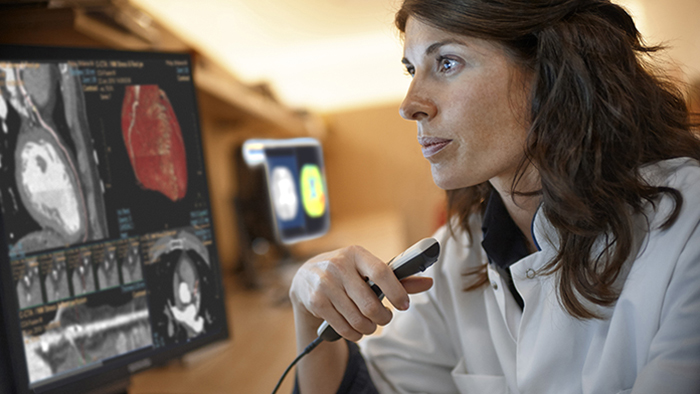 (si apre nella stessa finestra) Interventional cardiologist looking at clinical images
