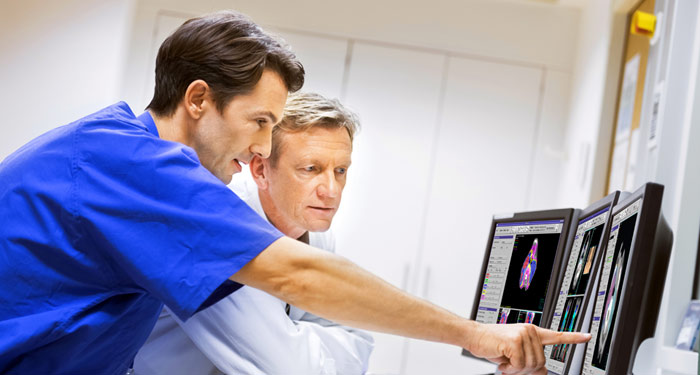 un medico che mostra una radiografia del paziente su un computer